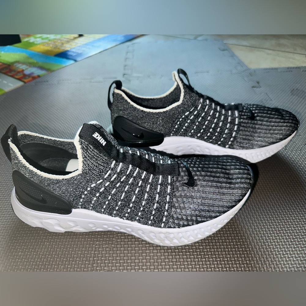 Nike Slip-On Knit Sneakers, Men’s 6.5, women’s 8-8.5